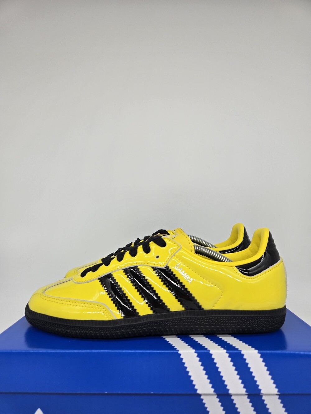 adidas Women's Samba OG JR8749 Yellow Core Black Patent Shoes Size 6
